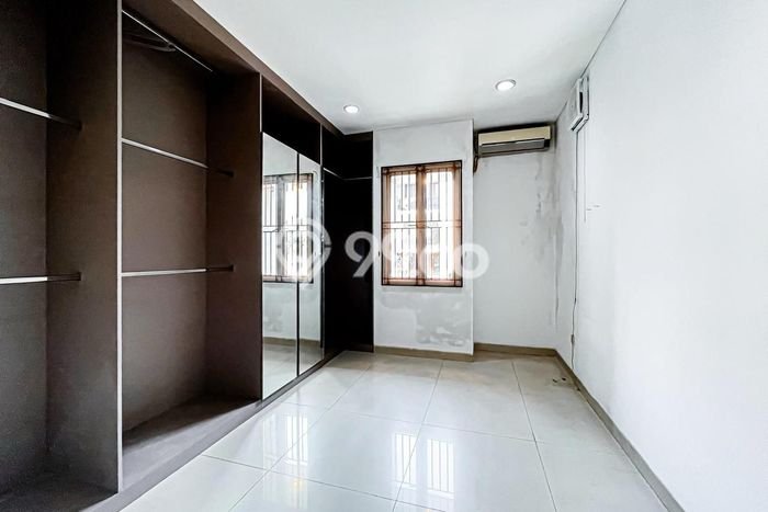 Disewakan! Rumah 3 Kamar Tidur &
3 Kamar Mandi di Permata Buana, Jakarta Barat Disewakan! Rumah 3 Kamar Tidur &
3 Kamar Mandi di Permata Buana, Jakarta Barat