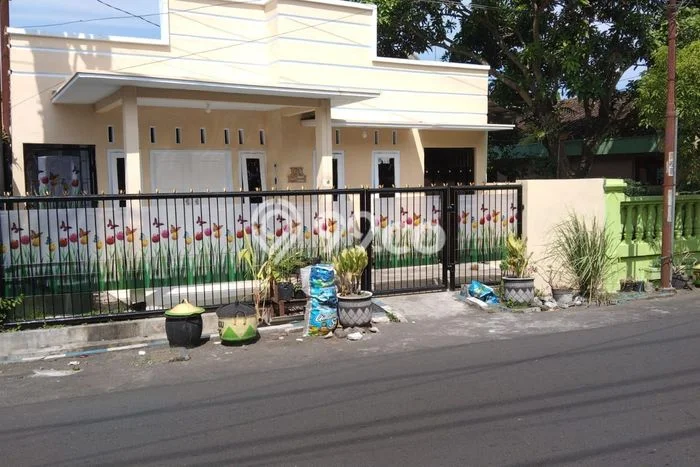 Dijual Cepat Rumah Bagus Siap Huni LB 165m2 di Lumajang, Lumajang Dijual Cepat Rumah Bagus Siap Huni LB 165m2 di Lumajang, Lumajang