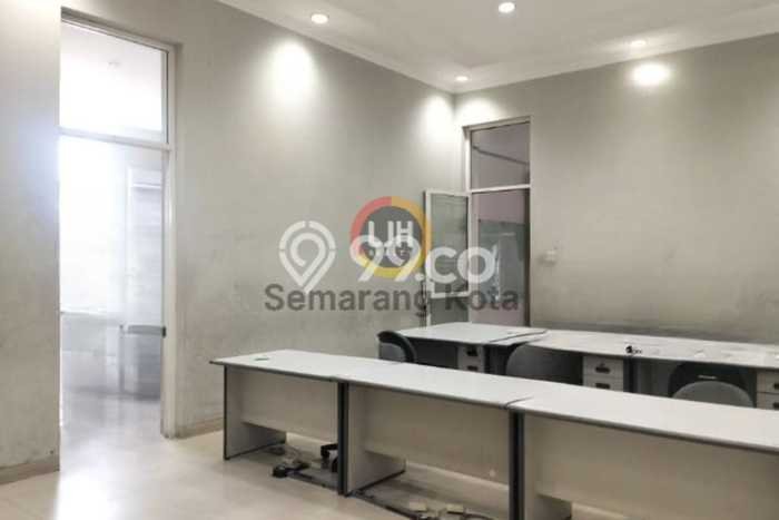 Ruko Lokasi Strategis Kawasan Semarang Timur, Luas 800m², Ready Operasi Ruko Lokasi Strategis Kawasan Semarang Timur, Luas 800m², Ready Operasi