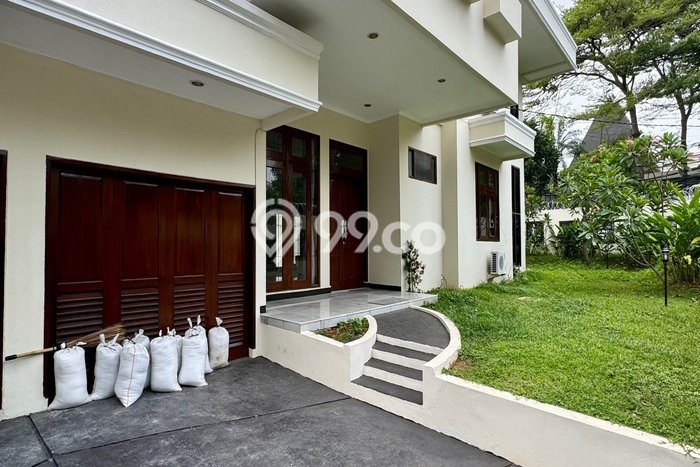 Rumah Strategis di , 5 KT, Area Nyaman, LT 850m2m² Bangunan 500m2m² Rumah Strategis di , 5 KT, Area Nyaman, LT 850m2m² Bangunan 500m2m²