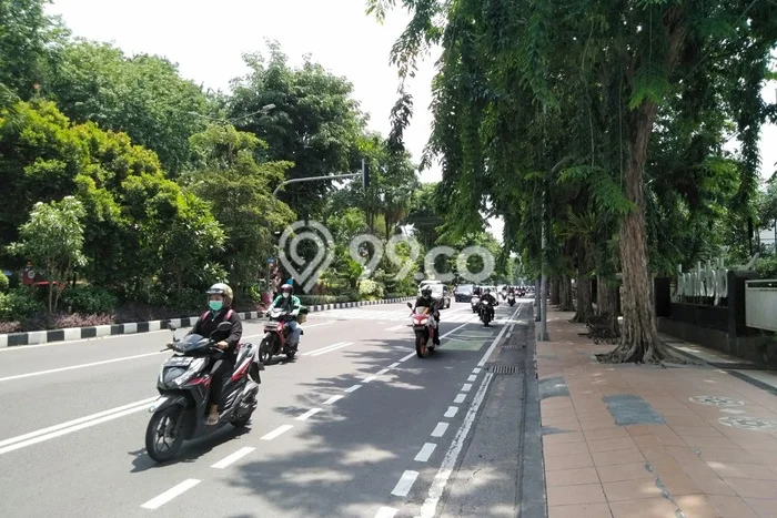 Rumah Bagus Disewakan di Raya Darmo, Surabaya LT 900m2, LB 650m2 Rumah Bagus Disewakan di Raya Darmo, Surabaya LT 900m2, LB 650m2