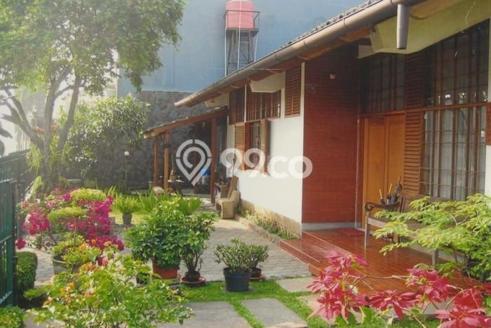 Rumah hoek bagus terawat di jalan dangdeur Surya sumantri bandung Rumah hoek bagus terawat di jalan dangdeur Surya sumantri bandung