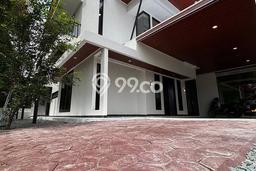 Rumah Mewah LB 300m2 Siap Huni Desain Elegan di Harjamukti, Depok Rumah Mewah LB 300m2 Siap Huni Desain Elegan di Harjamukti, Depok