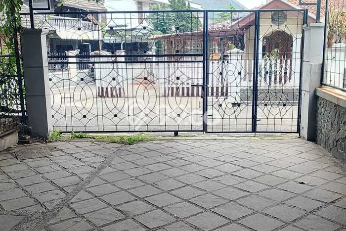 Disewakan! Rumah 3 Kamar Tidur &
3 Kamar Mandi di Buah Batu, Bandung Disewakan! Rumah 3 Kamar Tidur &
3 Kamar Mandi di Buah Batu, Bandung