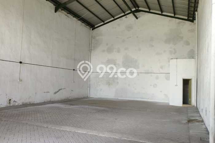 Unit Gudang Disewakan di Margomulyo di Area Ramai & Strategis Unit Gudang Disewakan di Margomulyo di Area Ramai & Strategis