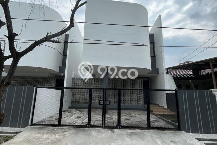Rumah Strategis Modern Lb 150m2 di Gayungan, Surabaya Rumah Strategis Modern Lb 150m2 di Gayungan, Surabaya