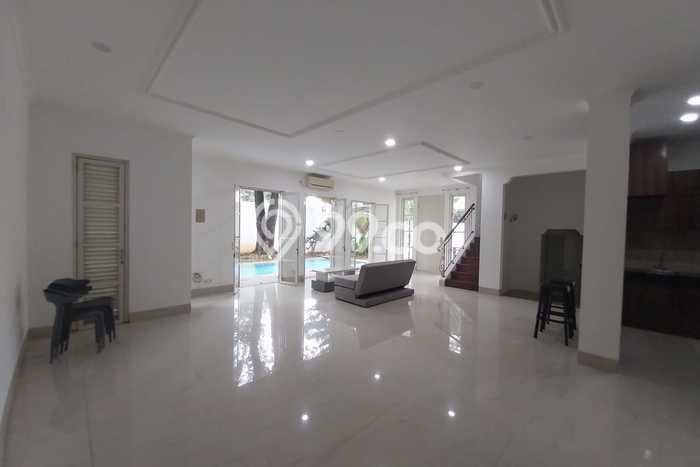 Rumah Mewah LB 385m2 Siap Huni Desain Elegan di Kemang, Jakarta Selatan Rumah Mewah LB 385m2 Siap Huni Desain Elegan di Kemang, Jakarta Selatan