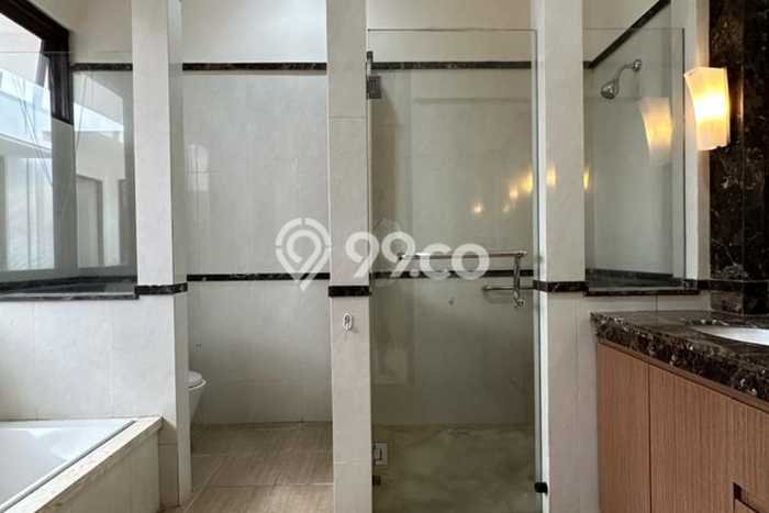 For Sale! Luxury House LT 1084m2 Desain Elegan di Cipete For Sale! Luxury House LT 1084m2 Desain Elegan di Cipete