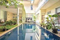 Ready to Use! Luxury House LT 449m2 Desain Modern di Kemang Ready to Use! Luxury House LT 449m2 Desain Modern di Kemang