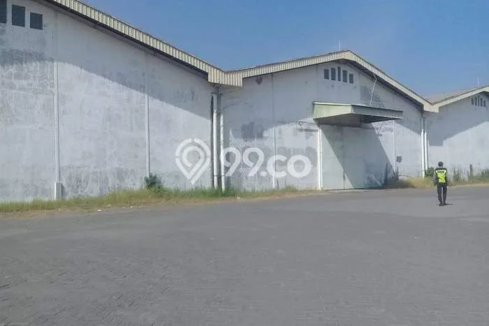Gudang Disewa di Gresik dengan LB 10500m2 Area Komersial Ramai Gudang Disewa di Gresik dengan LB 10500m2 Area Komersial Ramai