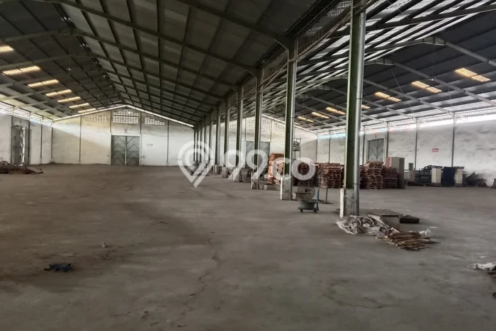 Gudang Disewa di Surabaya dengan LB 4550m2 Area Komersial Ramai Gudang Disewa di Surabaya dengan LB 4550m2 Area Komersial Ramai