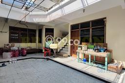 Ready to Use! Luxury House LT 360m2 Desain Modern di Manyar Ready to Use! Luxury House LT 360m2 Desain Modern di Manyar