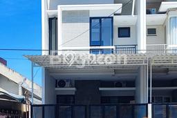 Rumah Luas Asri 3 KT Siap Huni di Kutisari Surabaya Rumah Luas Asri 3 KT Siap Huni di Kutisari Surabaya