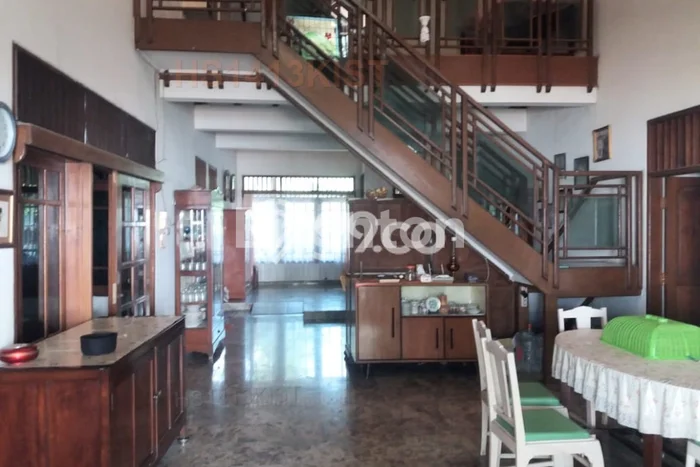 Rumah Elit Modern Tanpa Renovasi di kertajaya Surabaya Rumah Elit Modern Tanpa Renovasi di kertajaya Surabaya