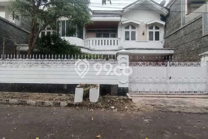 Rumah sewa siap pakai 4 Kamar Tidur di Mayjen Sungkono, Surabaya Rumah sewa siap pakai 4 Kamar Tidur di Mayjen Sungkono, Surabaya