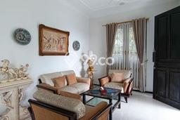 Hunian Elit LB 500m2 Siap Pakai Desain Elegan di Pakuwon Indah, Surabaya Hunian Elit LB 500m2 Siap Pakai Desain Elegan di Pakuwon Indah, Surabaya