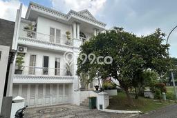 Rumah Elit Modern Tanpa Renovasi di Pakuwon Indah Surabaya Rumah Elit Modern Tanpa Renovasi di Pakuwon Indah Surabaya