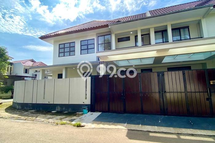 Rumah Mewah Dijual LT 204m2 di BSD, Tangerang Selatan Rumah Mewah Dijual LT 204m2 di BSD, Tangerang Selatan