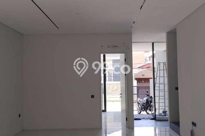 Ready to Use! Luxury House LT 120m2 Desain Modern di Middle East Ring Road Ready to Use! Luxury House LT 120m2 Desain Modern di Middle East Ring Road