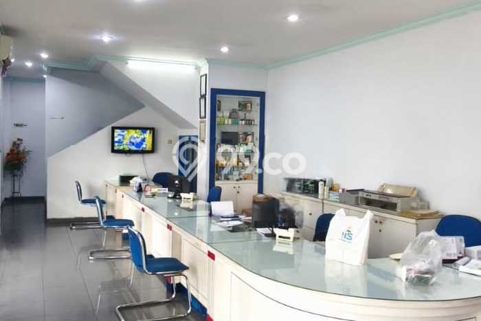 Unit Ruko Dijual di Surabaya LT 121m2 & LB 463m2 Unit Ruko Dijual di Surabaya LT 121m2 & LB 463m2