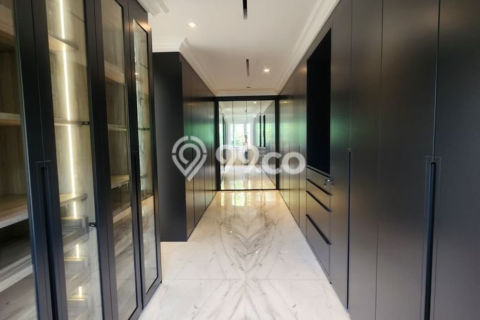 Ready to Use! Premium House LT 984m2 Desain Modern di Senayan Ready to Use! Premium House LT 984m2 Desain Modern di Senayan