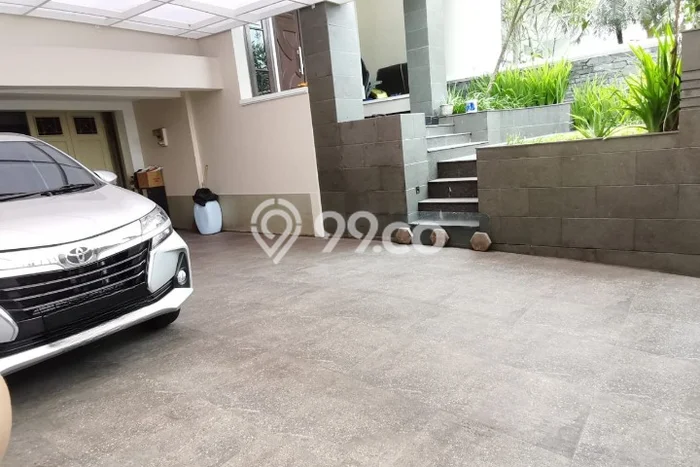 Rumah Strategis dengan 4 Kamar Tidur dan 6 Kamar Mandi di Area , Bandung Rumah Strategis dengan 4 Kamar Tidur dan 6 Kamar Mandi di Area , Bandung