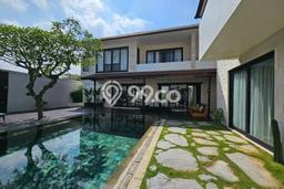 Rumah Elit LB 1000m2 Siap Pakai Desain Elegan di Kerobokan, Badung Rumah Elit LB 1000m2 Siap Pakai Desain Elegan di Kerobokan, Badung