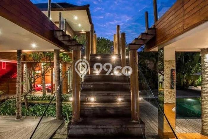 Vila Strategis Kawasan , Luas 800m2m², Akses ke berbagai keperluan Vila Strategis Kawasan , Luas 800m2m², Akses ke berbagai keperluan