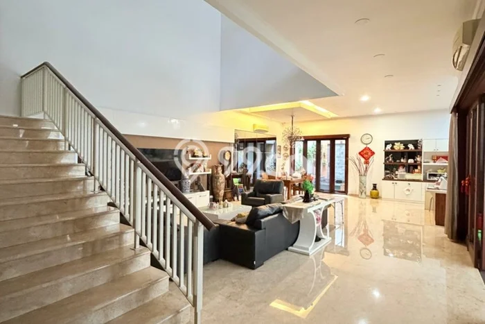 Jual Rumah Luas Elegan Dengan View Eksklusif di Sukomanunggal, Surabaya Jual Rumah Luas Elegan Dengan View Eksklusif di Sukomanunggal, Surabaya