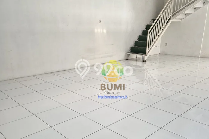 Lokasi terbaik! Rumah siap huni dikontrakkan di Laweyan LB 300m2 Lokasi terbaik! Rumah siap huni dikontrakkan di Laweyan LB 300m2