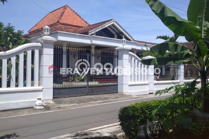 Lokasi terbaik! Rumah siap pakai dikontrakkan di Colomadu LB 400m2 Lokasi terbaik! Rumah siap pakai dikontrakkan di Colomadu LB 400m2