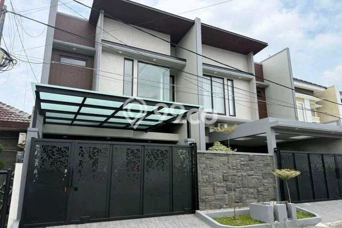 Hunian Elit LB 210m2 Siap Pakai Desain Elegan di Manyar, Surabaya Hunian Elit LB 210m2 Siap Pakai Desain Elegan di Manyar, Surabaya