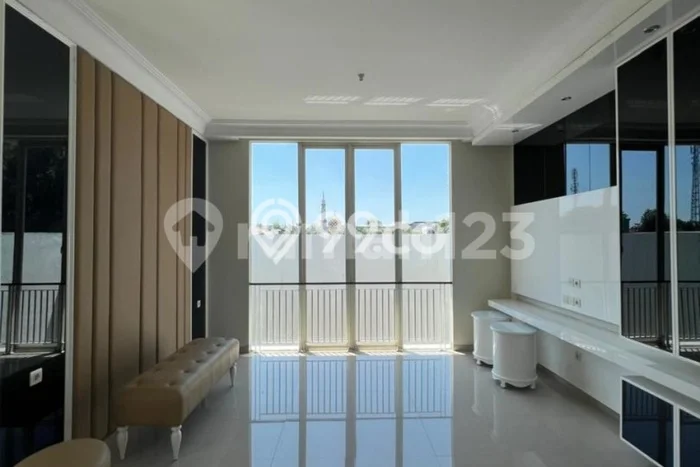 Rumah Elit LB 226m2 Siap Pakai Desain Elegan di Pakuwon Indah, Surabaya Rumah Elit LB 226m2 Siap Pakai Desain Elegan di Pakuwon Indah, Surabaya