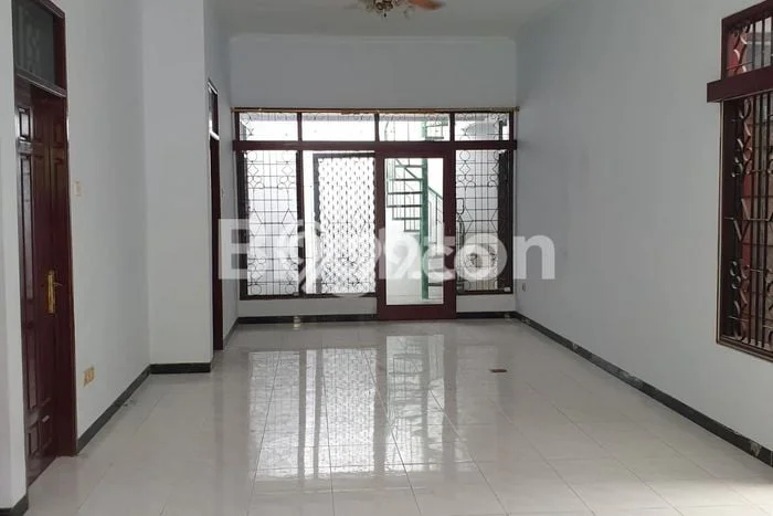 Lokasi strategis! Rumah siap pakai disewakan di Mulyorejo LB 200m2 Lokasi strategis! Rumah siap pakai disewakan di Mulyorejo LB 200m2