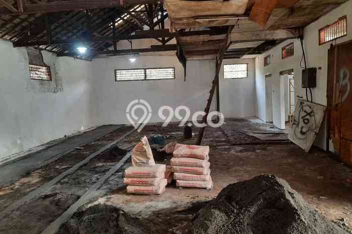 LOKASI PREMIUM! Gudang Kawasan Waru, Luas 250m2m², Jalan Utama LOKASI PREMIUM! Gudang Kawasan Waru, Luas 250m2m², Jalan Utama