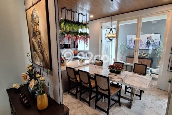 Rumah Elit Modern Tanpa Renovasi di Pakuwon Indah Surabaya Rumah Elit Modern Tanpa Renovasi di Pakuwon Indah Surabaya