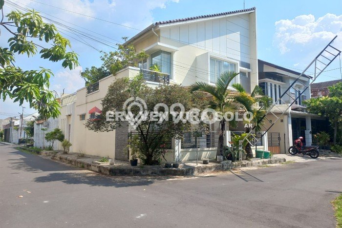 Rumah Akses Mudah area Colomadu, Karanganyar, Luas 172m2m² Bangunan 217m2m² Rumah Akses Mudah area Colomadu, Karanganyar, Luas 172m2m² Bangunan 217m2m²