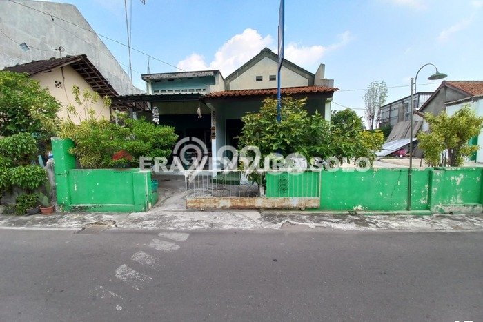 Rumah Asri dengan Luas Bangunan 200m2m² di Kawasan Laweyan, Surakarta Rumah Asri dengan Luas Bangunan 200m2m² di Kawasan Laweyan, Surakarta