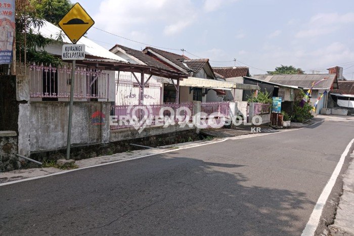 PRIME LOCATION! Rumah Strategis area Jebres, Luas 586m2m² LB 300m2m² PRIME LOCATION! Rumah Strategis area Jebres, Luas 586m2m² LB 300m2m²