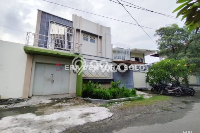 SIAP HUNI! Rumah Asri area Pasar Kliwon, Luas 142m2m² Bangunan 200m2m² SIAP HUNI! Rumah Asri area Pasar Kliwon, Luas 142m2m² Bangunan 200m2m²