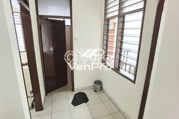 Hunian Elit LB 160m2 Siap Pakai Desain Elegan di Meruya, Jakarta Barat Hunian Elit LB 160m2 Siap Pakai Desain Elegan di Meruya, Jakarta Barat