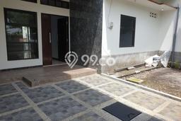 Rumah Modern Minimalis 3 Kamar Bisa Langsung Pindah di Taman Rumah Modern Minimalis 3 Kamar Bisa Langsung Pindah di Taman