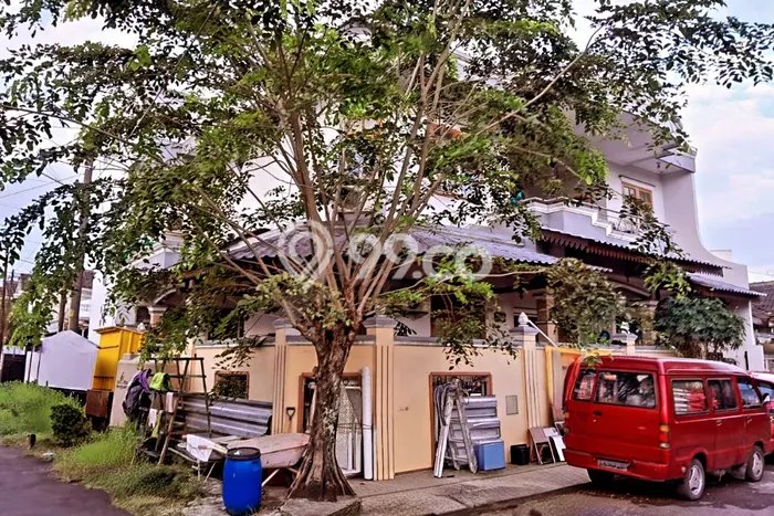 Jual Rumah Bagus Siap Huni LB 305m2 di Colomadu, Karanganyar Jual Rumah Bagus Siap Huni LB 305m2 di Colomadu, Karanganyar