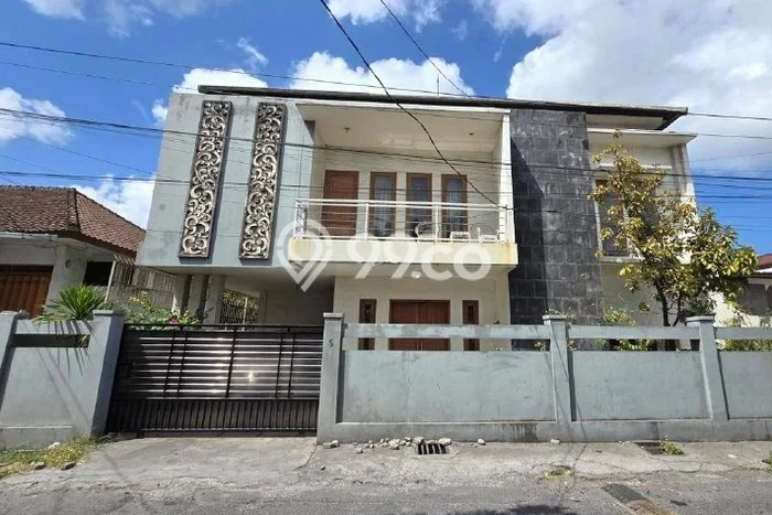 Rumah 4 KT 3 KM Fully Furnished di Lokasi Prestisius Seminyak, Badung Rumah 4 KT 3 KM Fully Furnished di Lokasi Prestisius Seminyak, Badung