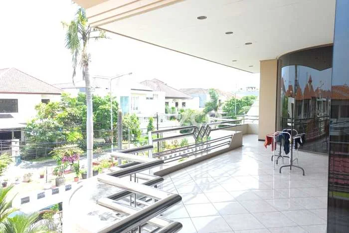 Hunian Mewah LB 1200m2 Siap Huni Desain Elegan di Margorejo, Surabaya Hunian Mewah LB 1200m2 Siap Huni Desain Elegan di Margorejo, Surabaya
