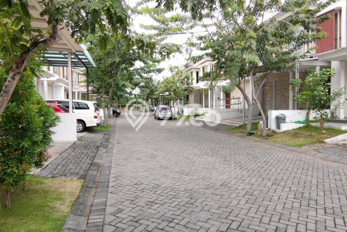 Kesempatan Investasi LT 135m2m² / LB 150m2m² di Lokasi Strategis , Surabaya Kesempatan Investasi LT 135m2m² / LB 150m2m² di Lokasi Strategis , Surabaya