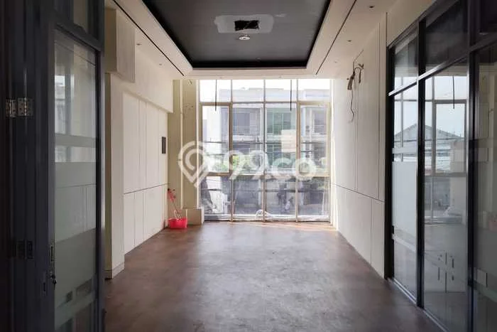 Unit Kantor Tersedia di Surabaya Kota Spesifikasi LB 330m2 Unit Kantor Tersedia di Surabaya Kota Spesifikasi LB 330m2