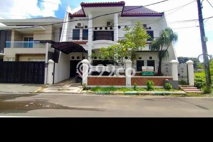 Rumah Strategis di Panakukkang, 5 KT, Lingkungan Nyaman, Luas 180m² Bangunan 250m² Rumah Strategis di Panakukkang, 5 KT, Lingkungan Nyaman, Luas 180m² Bangunan 250m²