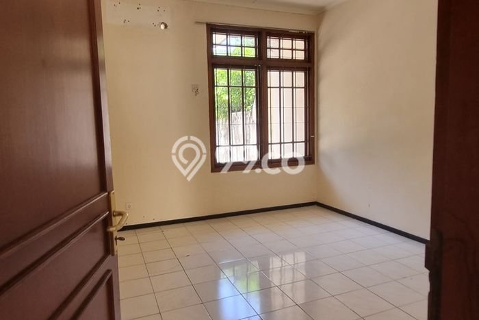 Disewakan Rumah Luas Dan Strategis Bebas Banjir di Pusat Kota Disewakan Rumah Luas Dan Strategis Bebas Banjir di Pusat Kota