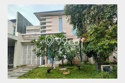 Ready to Use! Premium House LT 180m2 Desain Elegan di Pakuwon Indah Ready to Use! Premium House LT 180m2 Desain Elegan di Pakuwon Indah